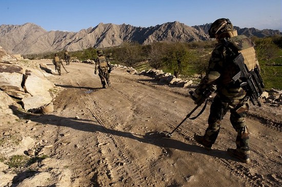 Les sapeurs du 2e REG, reconnaissent une route dans la vallee d'Alasai en Kapisa. Ils agissent par trois avec un detecteur DHPM, en cas de doute le chef d'equipe vient creuser la route. Chaques equipes prend des relais d'une heure. Ils sont en permanence proteges par trois sections de combat du 27e BCA